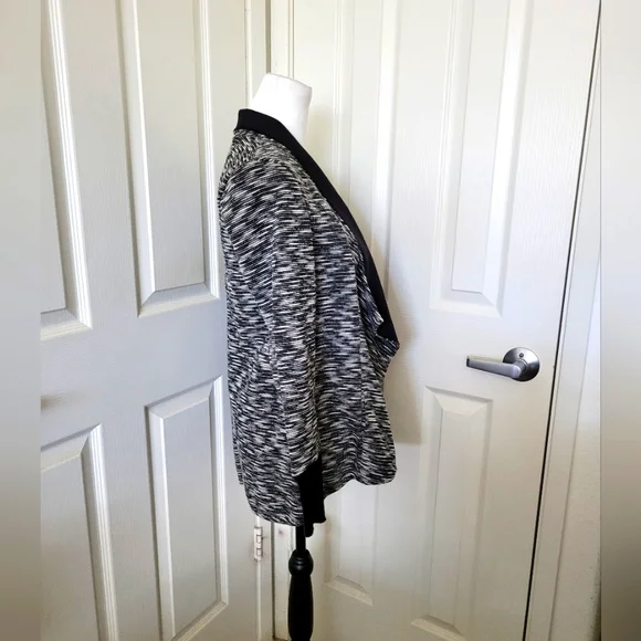 Ellen Tracy | Marled Black/White Open Drape Front Jacket (SIZE M) - Picture 6 of 15